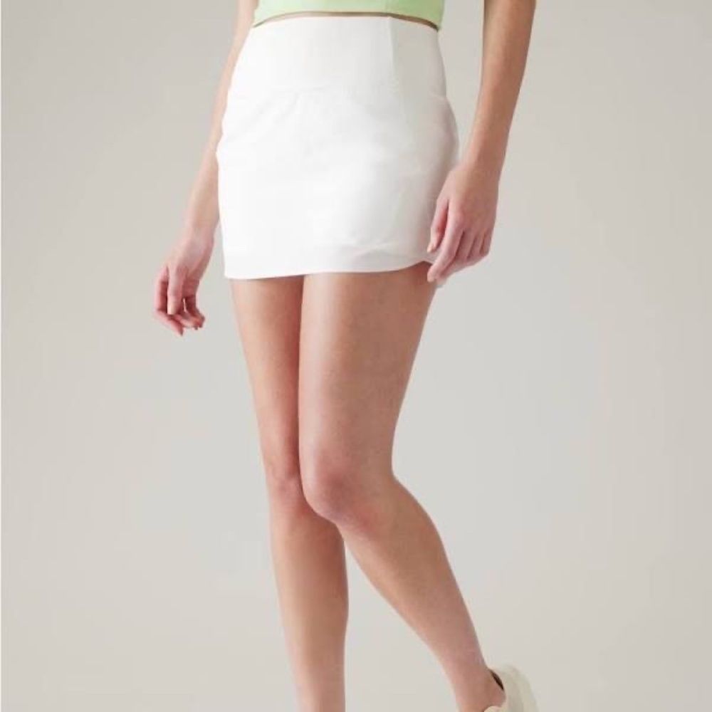 NWT, ATHLETA RUN WITH IT 14" SKORT, SIZE XS, BRIGHT WHITE